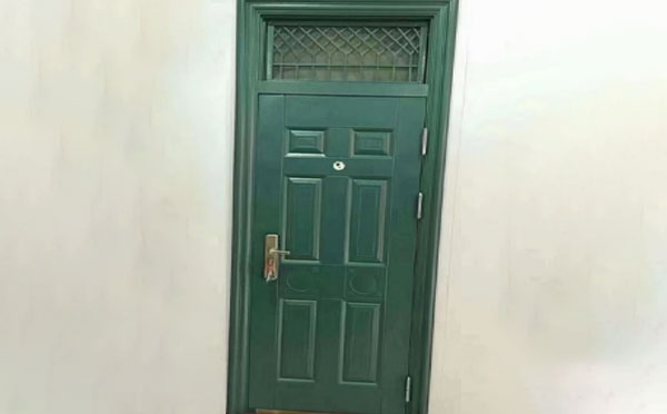 西峰学校教室门