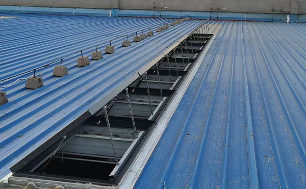 某城市大型商业综合体中庭西峰排烟窗工程