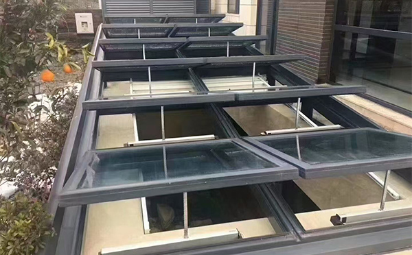 某轨道交通车辆维修车间西峰排烟窗应用